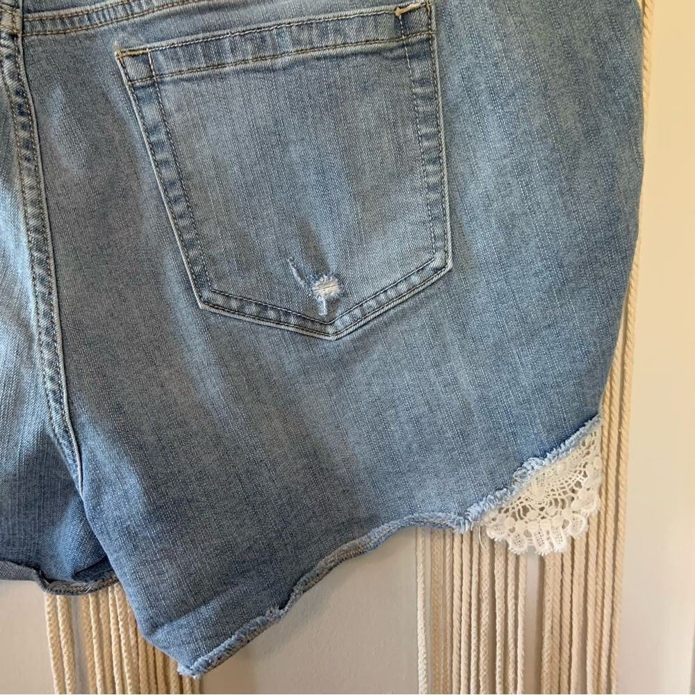 TORRID Women's Lace Trim Distressed Raw Hem Denim Shorts Size 20 - Picture 6 of 11